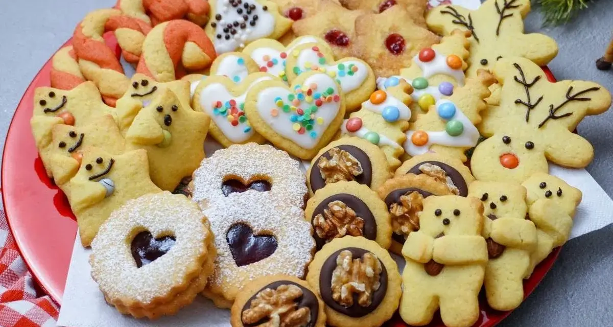Bunte Vielfalt an selbstgebackenen Weihnachtskeksen: Sterne, Herzen, Bärchen und Nikoläuse laden zum Naschen ein.