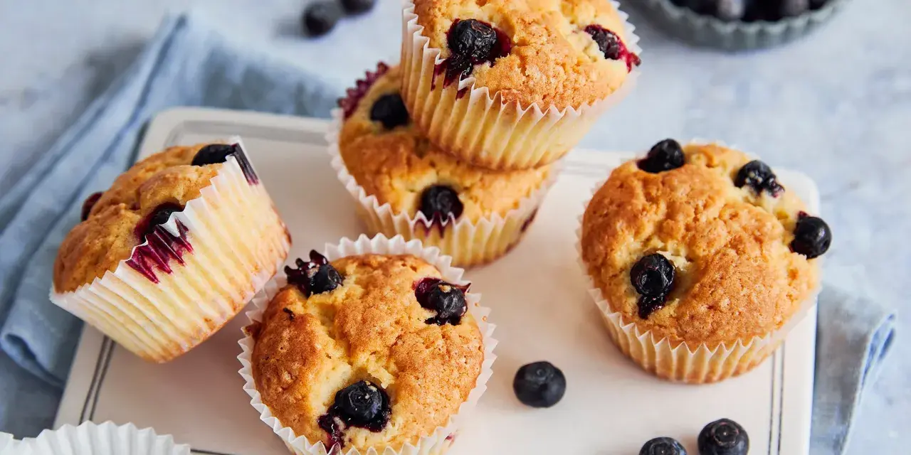 Saftige, vegane Blaubeermuffins mit frischen Blaubeeren, bereit zum Genießen.