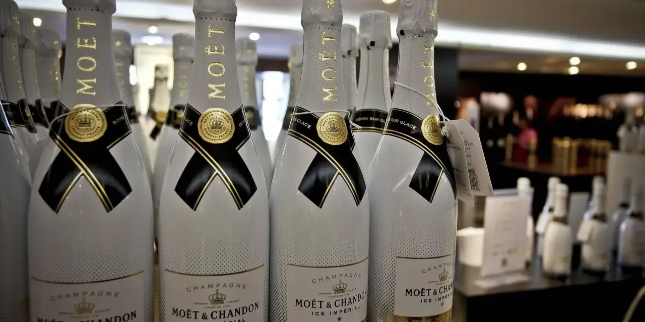 Reihe von Moët & Chandon Ice Impérial Champagnerflaschen. Der Alkoholgehalt ist auf dem Etikett angegeben.