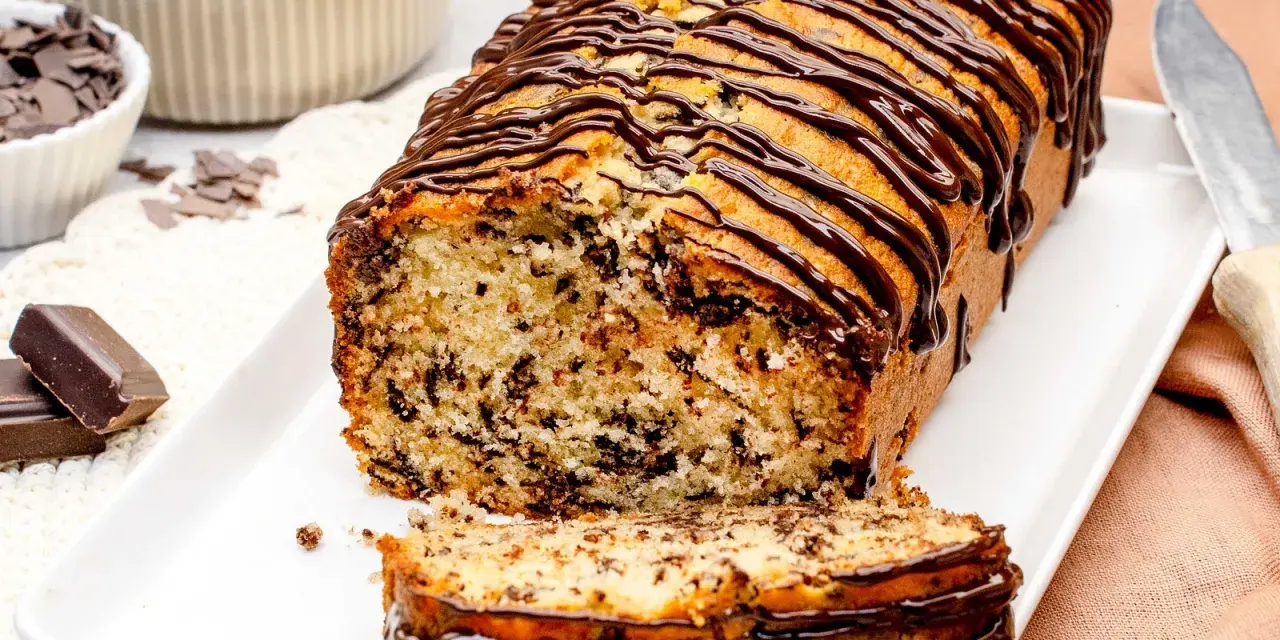 Ein saftiger Stracciatella Kuchen mit Schokoladenglasur, dekoriert mit Schokoladenstückchen.