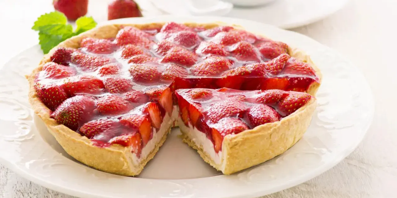 Ein köstlicher Erdbeerkuchen mit Quarkfüllung und glänzenden Erdbeeren. Ein perfektes Erdbeerkuchen Rezept für den Sommer.