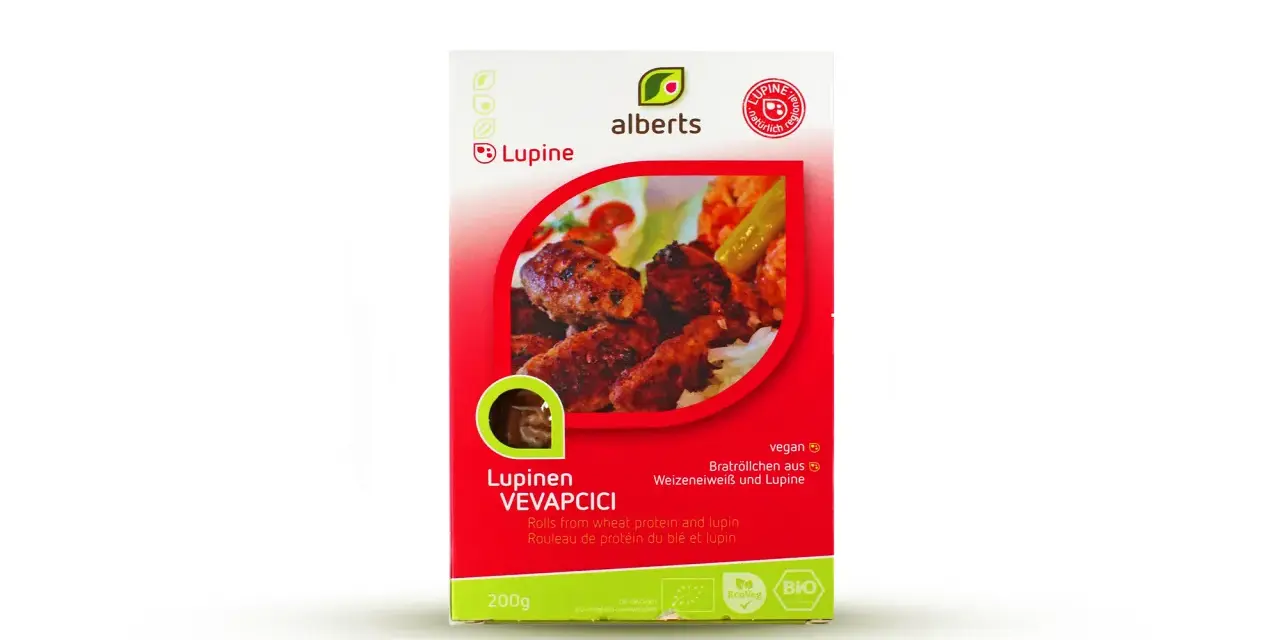 Alberts Lupinen Vevapcici: vegane Bratröllchen aus Weizeneiweiß und Lupine. Hier sind Lupine enthalten.