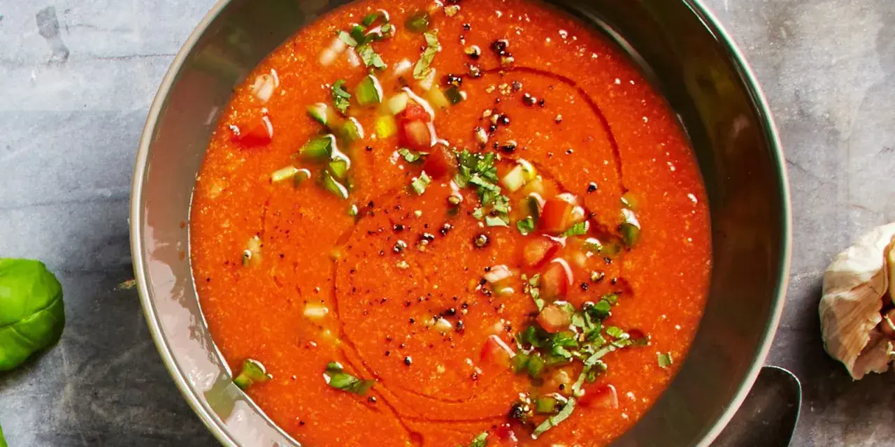 Erfrischender Gazpacho mit Tomaten, Gurken und Kräutern, perfekt für heiße Tage. Hier sind tolle Gazpacho Rezepte!