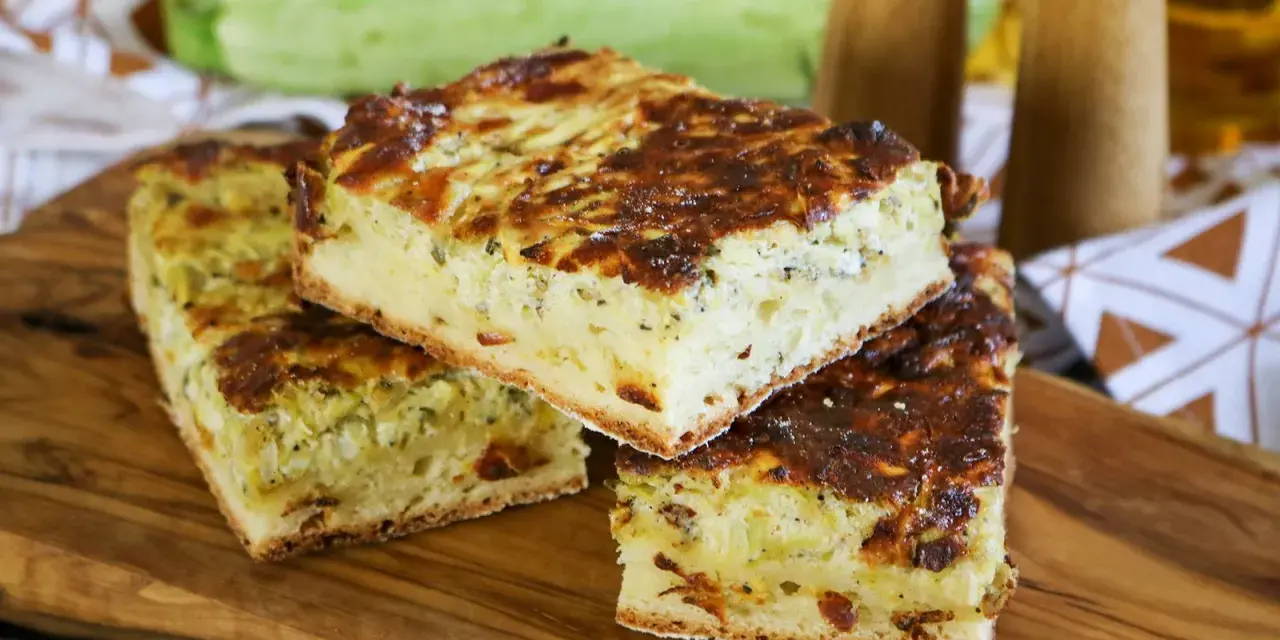 Herzhafte Zucchinikuchen-Stücke auf Holzbrett. Ein köstliches Rezept mit Zucchini, das perfekt für jede Mahlzeit ist.
