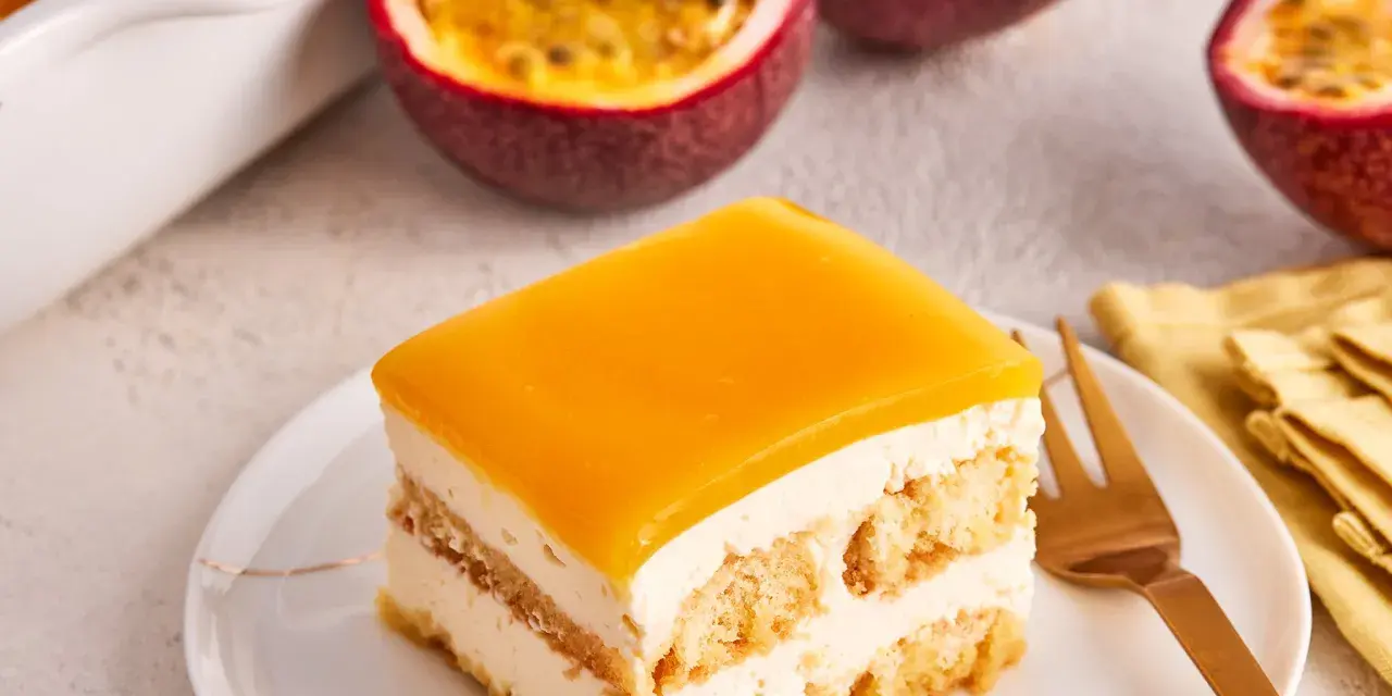 Ein Stück Solero Tiramisu mit Passionsfrucht-Gelee und Löffelbiskuits.