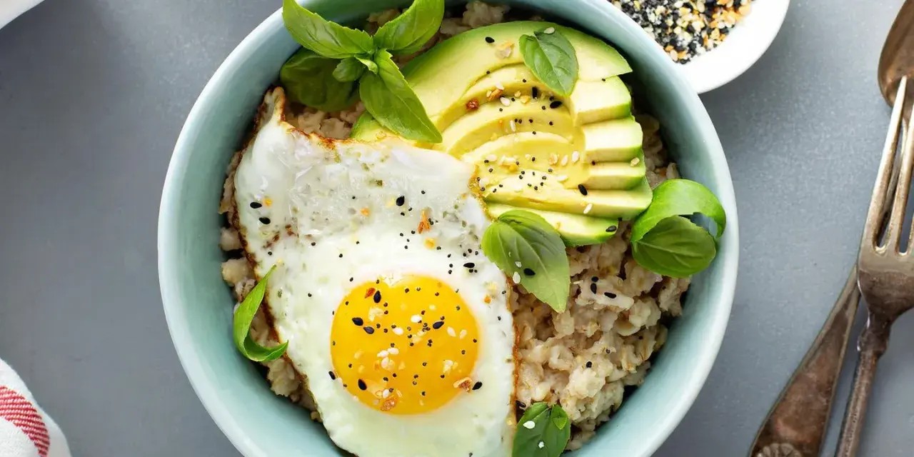 Herzhaftes Haferflocken-Rezept: cremige Haferflocken mit Spiegelei, Avocado und Basilikum. Ein tolles Frühstück!