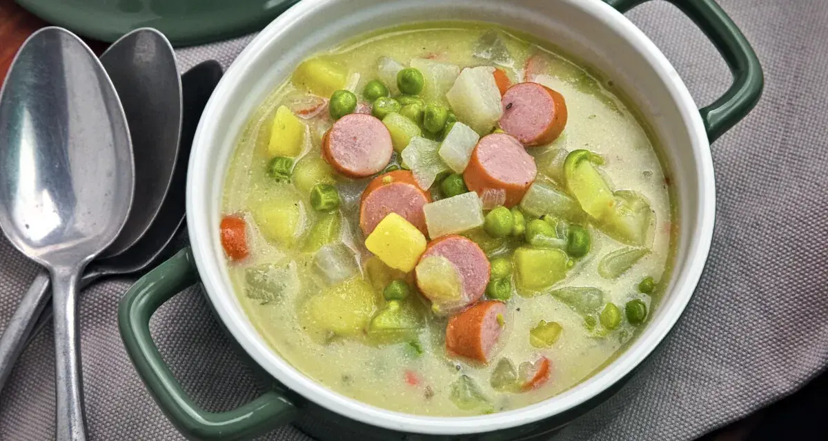 Herzhafter Kohlrabi-Eintopf mit Würstchen, Kartoffeln und Erbsen in cremiger Brühe. Ein deftiges Gericht für kalte Tage.