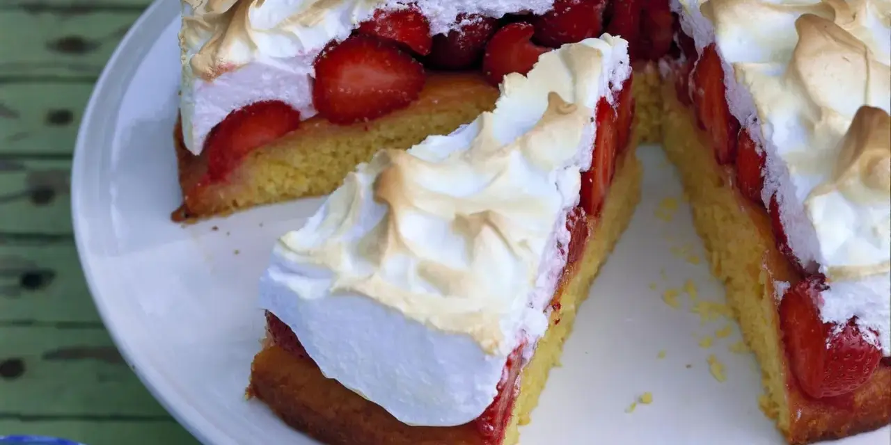 Saftige Erdbeeren unter luftiger Baiserhaube auf einem lockeren Boden. Diese Baiser Torte ist ein Genuss!