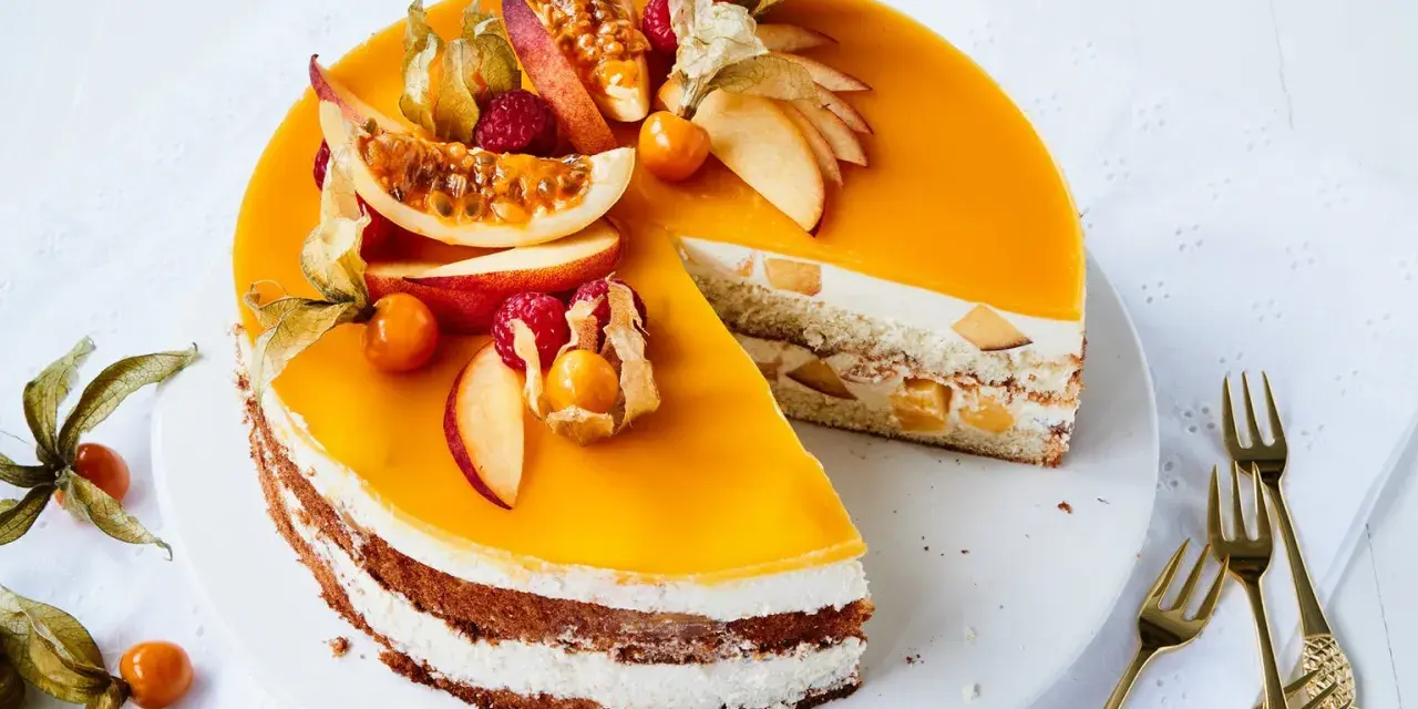 Eine köstliche Pfirsich Maracuja Torte mit frischen Früchten und einer leuchtend orangen Glasur.