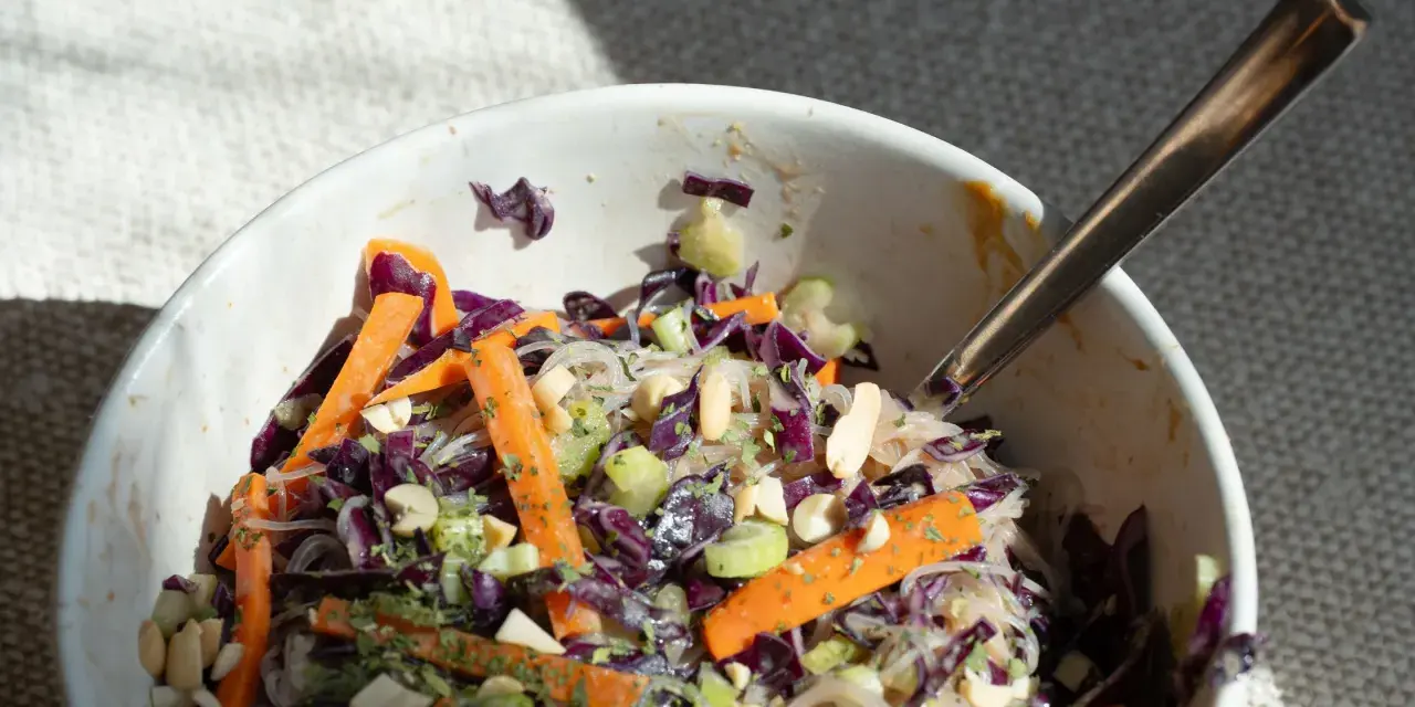 Frischer Glasnudelsalat mit Karotten, Rotkohl und Erdnüssen. Ein leichtes und gesundes Rezept.