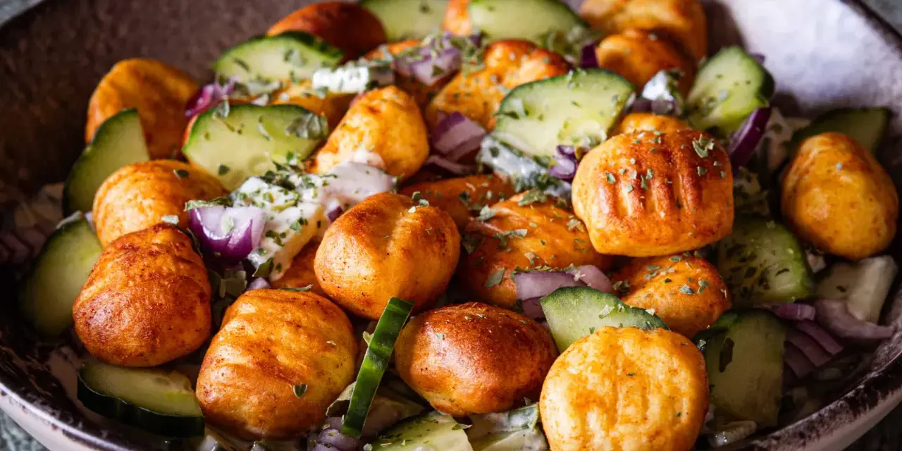 Leckerer Gnocchi-Salat mit Gurken, roten Zwiebeln und Kräutern. Perfekt für leichte Gnocchi Salat Rezepte.