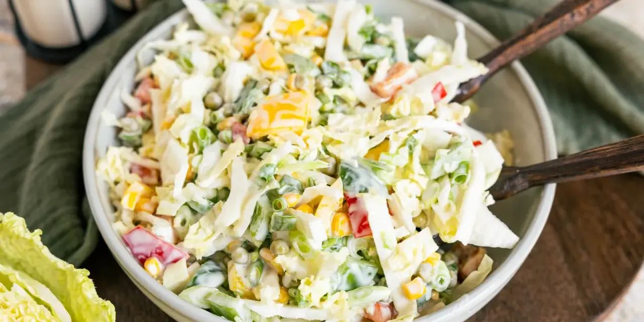 Frischer Krautsalat mit Erbsen, Mais und Paprika, perfekt als salate zum vorbereiten am vortag.
