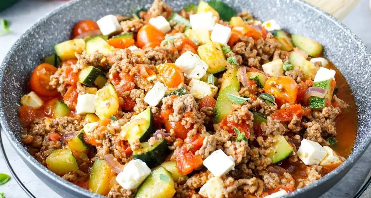 Herzhafte zucchini hackfleisch pfanne mit Tomaten und Feta.
