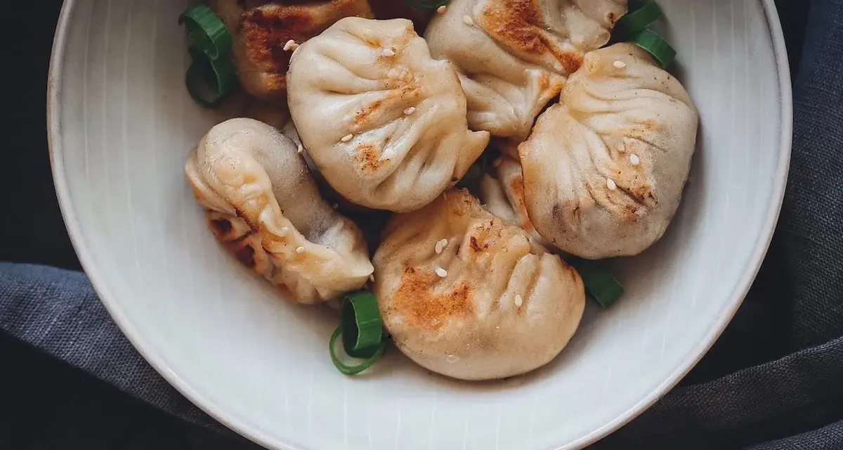 Gedämpfte und gebratene Dumplings mit Sesam und Frühlingszwiebeln, ein köstliches Dumplings Rezept.