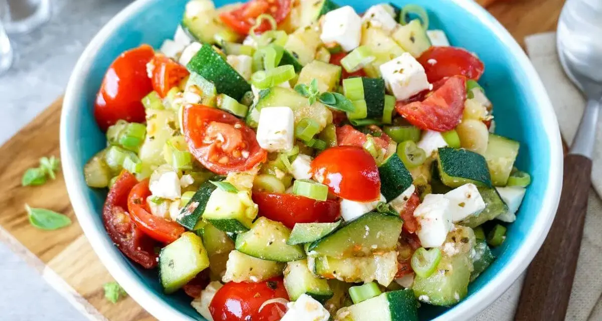 Erfrischender Zucchini Salat mit Tomaten und Feta. Ein leichtes Rezept für heiße Tage.