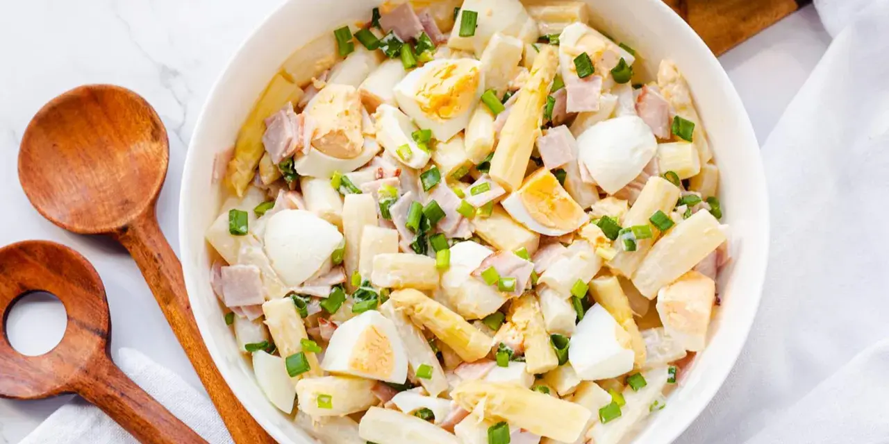 Omas Spargelsalat mit Ei und Schinken, garniert mit Schnittlauch. Ein Klassiker, der immer schmeckt!