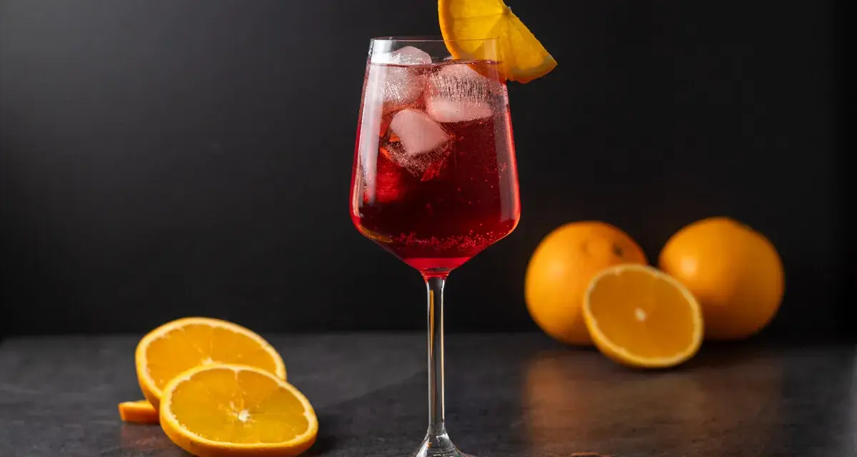 Ein erfrischender Gin-Drink mit Eis und Orangenscheiben, bereit zum Genießen.