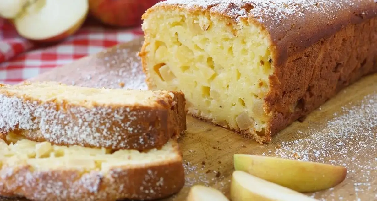 Saftiger Apfelkuchen, frisch gebacken und mit Puderzucker bestäubt. Ein köstliches Apfelkuchen Rezept für gemütliche Momente.