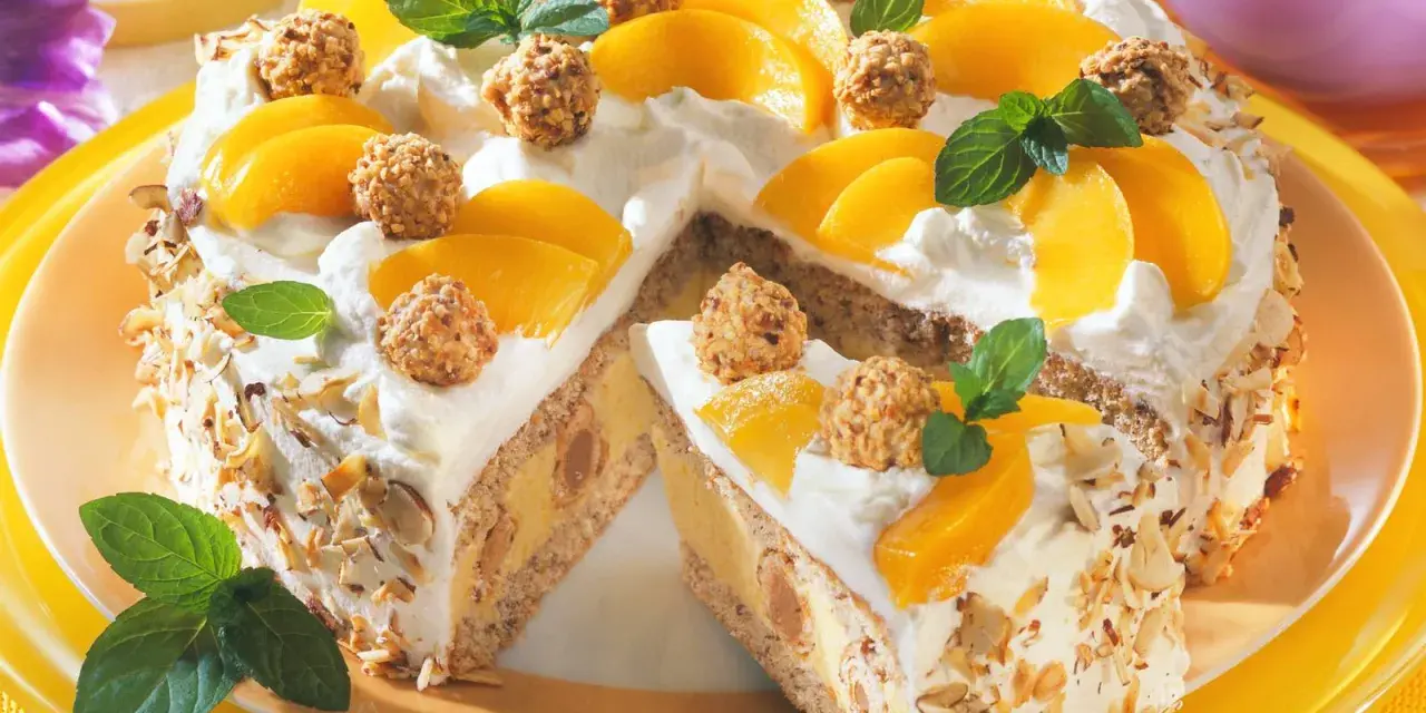 Eine köstliche Giotto Torte mit Pfirsichspalten, Sahne und gehackten Mandeln. Kleine Pralinen und Minzblätter zieren die Torte.
