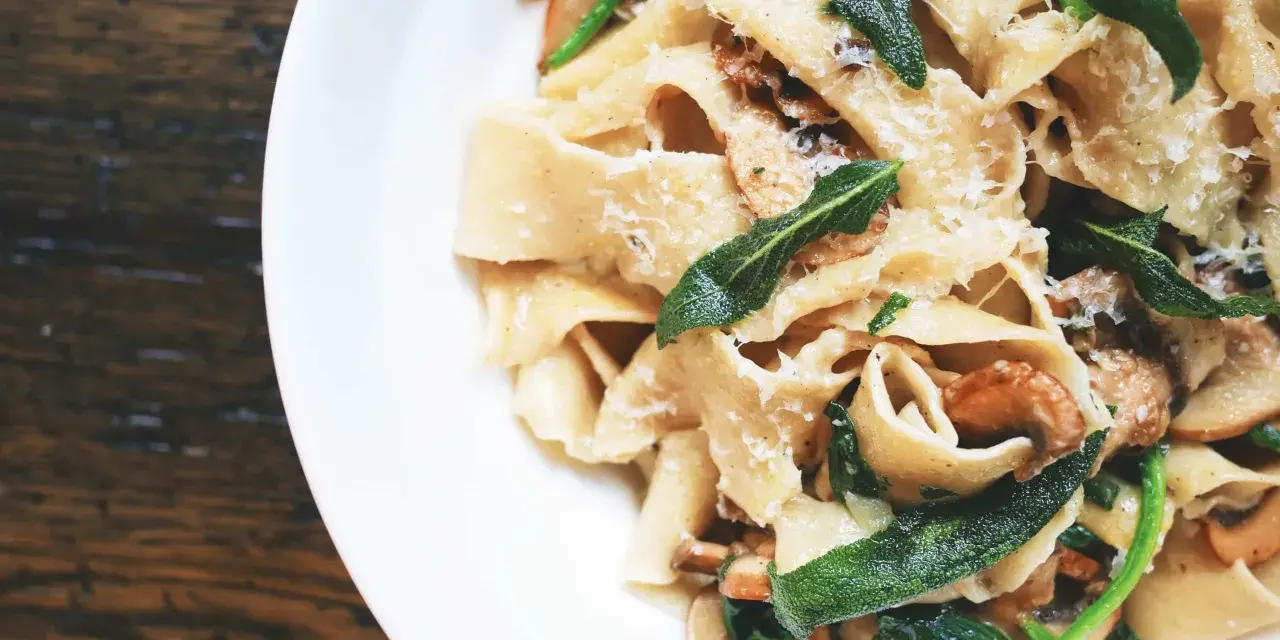 Breite Bandnudeln mit Pilzen, Salbei und Parmesan. Ein köstliches Gericht, das Lust auf mehr Salbei Rezepte macht.
