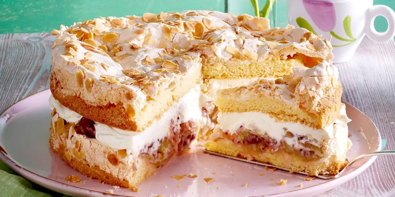 Stachelbeertorte Landfrauen: saftiger Biskuit, cremige Füllung und knusprige Baiserhaube mit Mandeln. Ein Genuss!