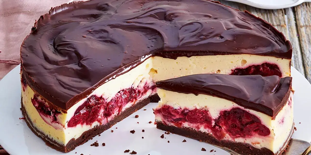 Schokoladen-Kirsch-Käsekuchen, ein Traum für alle, die beste Torten Rezepte lieben. Cremig, fruchtig und schokoladig.
