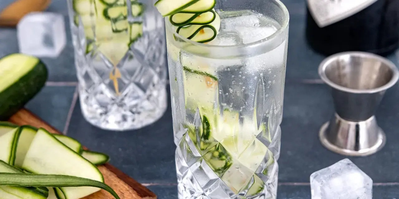 Erfrischender Hendrick's Gin Tonic mit Gurkenspiralen. Das perfekte Rezept für heiße Tage.