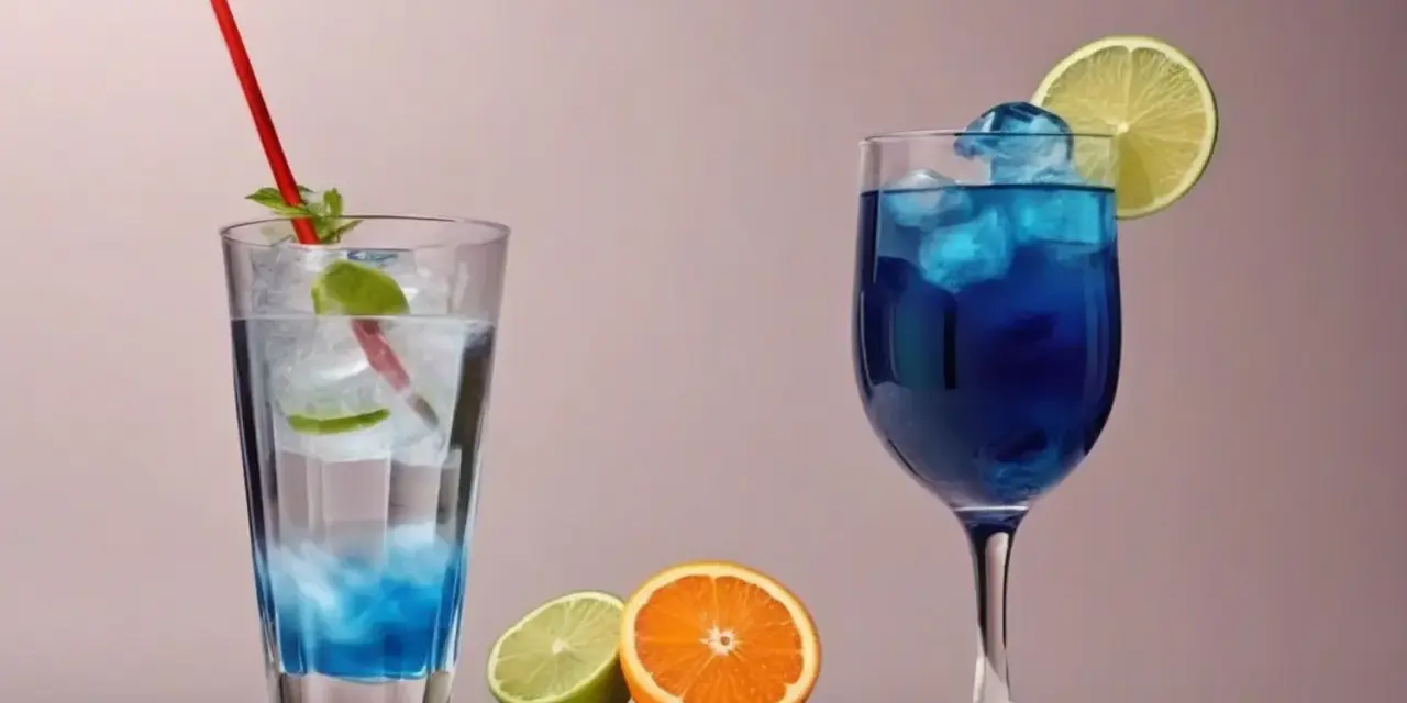 Zwei erfrischende Cocktails, einer blau, der andere klar mit blauen Akzenten, stehen neben frischen Früchten. Die Cocktail Bedeutung liegt im Genuss.