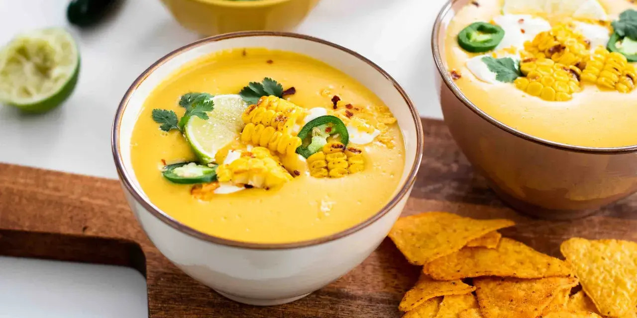Cremige Mais-Suppe mit gegrilltem Mais, Jalapeños und Limette. Perfekt als schnelle Suppe mit Tortilla-Chips.