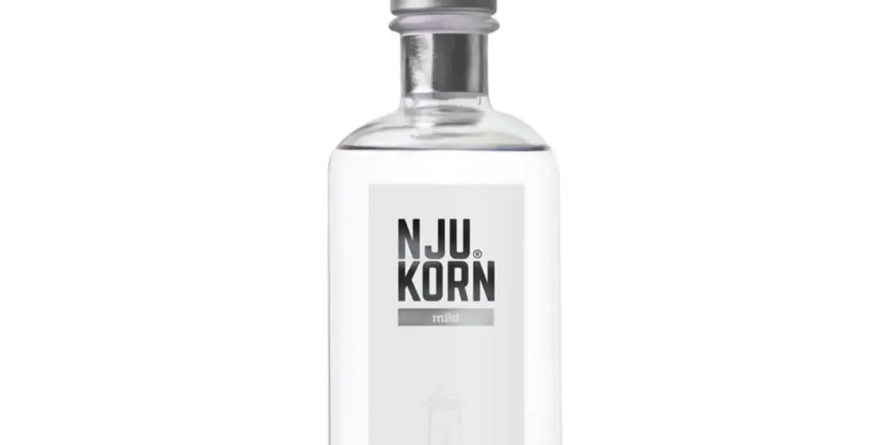 Flasche NJU KORN mild. Ein klarer Korn, der zum Genießen einlädt.