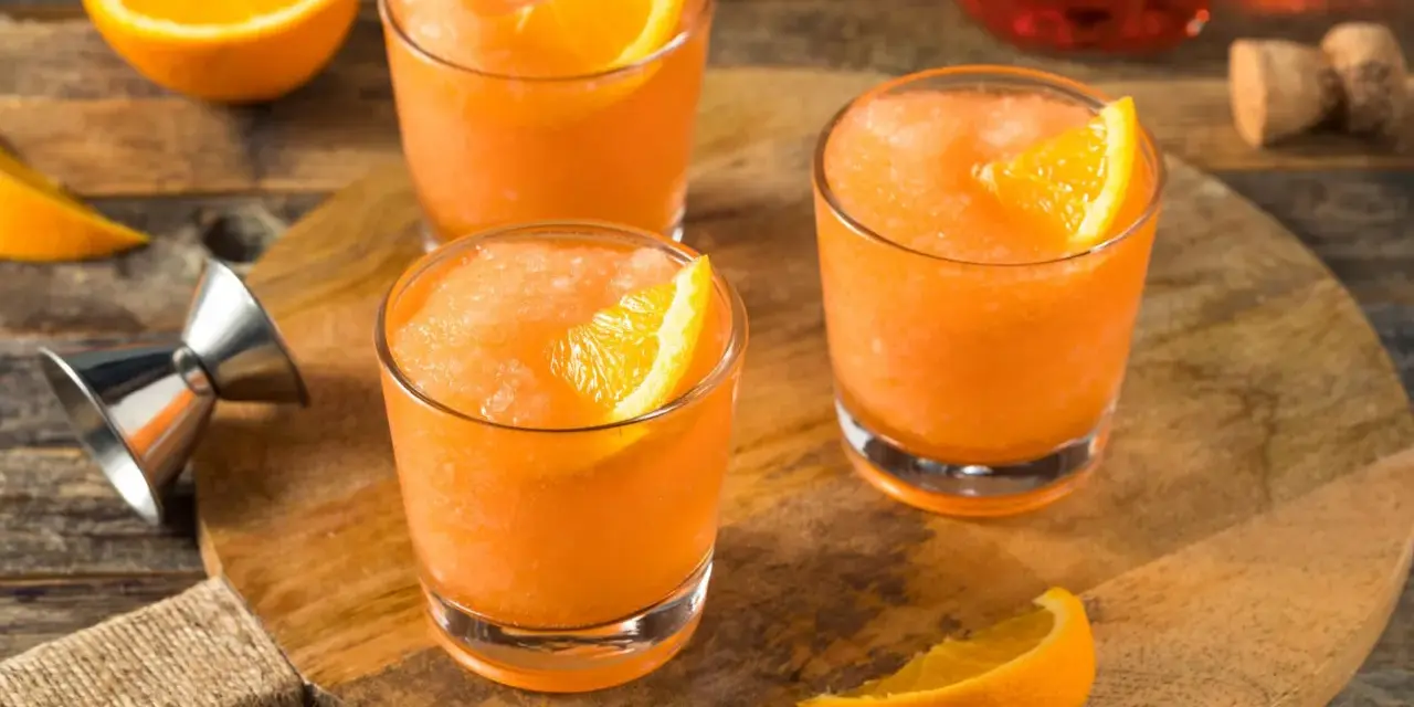 Erfrischender, gefrorener Aperol mit Orangenspalten, bereit für einen heißen Sommertag.