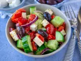 Frischer Salat mit Tomaten, Gurken, Feta und Oliven – perfekt als leichtes salat zum grillen rezept.