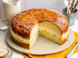 Ein köstlicher Kuchen mit cremiger Füllung und Mandeldecke, inspiriert von Landfrauen Kuchen Rezepten.