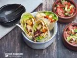 Drei leckere Wraps mit Hähnchen, Salat und Bohnen, perfekt zum Mexicana selber machen. Dazu frische Salsa in kleinen Schalen.