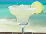 Erfrischende Margarita mit Salzrand und Limettenscheibe, perfekt für ein Strand-Margarita-Rezept.
