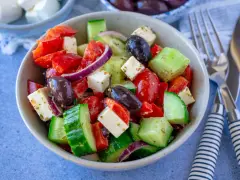 Frischer Salat mit Tomaten, Gurken, Feta und Oliven – perfekt als leichtes salat zum grillen rezept.