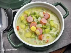 Herzhafter Kohlrabi-Eintopf mit Würstchen, Kartoffeln und Erbsen in cremiger Brühe. Ein deftiges Gericht für kalte Tage.