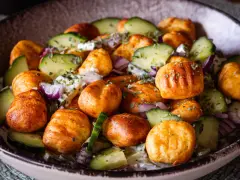 Leckerer Gnocchi-Salat mit Gurken, roten Zwiebeln und Kräutern. Perfekt für leichte Gnocchi Salat Rezepte.