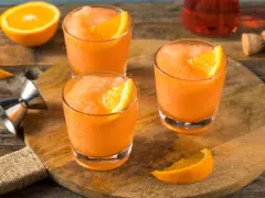 Erfrischender, gefrorener Aperol mit Orangenspalten, bereit für einen heißen Sommertag.