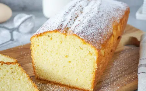 Ein saftiger Rührkuchen, bestäubt mit Puderzucker. Perfekt für ein einfaches Kuchen Rezept zum Genießen.