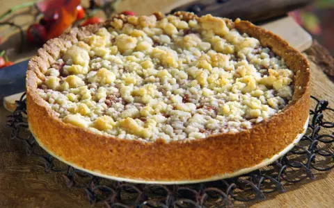 Ein goldbrauner Kuchen mit knusprigen Streuseln, der zeigt, wie man Streusel macht. Perfekt für den Herbst!