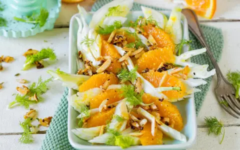 Erfrischender Fenchelsalat mit saftigen Orangen, garniert mit gerösteten Mandeln und Dill. Ein leichter Genuss.