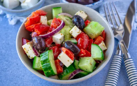 Frischer Salat mit Tomaten, Gurken, Feta und Oliven – perfekt als leichtes salat zum grillen rezept.