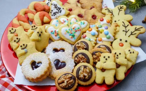 Bunte Vielfalt an selbstgebackenen Weihnachtskeksen: Sterne, Herzen, Bärchen und Nikoläuse laden zum Naschen ein.