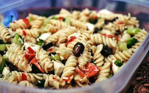 Leckerer Nudelsalat mit Oliven, Paprika und Brokkoli – schnelle Salate zum Grillen, wie vom Chefkoch!