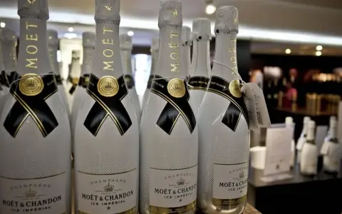 Reihe von Moët & Chandon Ice Impérial Champagnerflaschen. Der Alkoholgehalt ist auf dem Etikett angegeben.