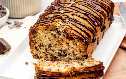 Ein saftiger Stracciatella Kuchen mit Schokoladenglasur, dekoriert mit Schokoladenstückchen.