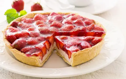 Ein köstlicher Erdbeerkuchen mit Quarkfüllung und glänzenden Erdbeeren. Ein perfektes Erdbeerkuchen Rezept für den Sommer.