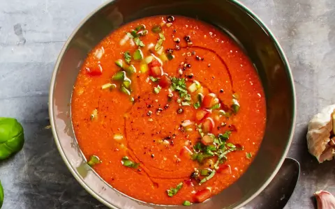 Erfrischender Gazpacho mit Tomaten, Gurken und Kräutern, perfekt für heiße Tage. Hier sind tolle Gazpacho Rezepte!