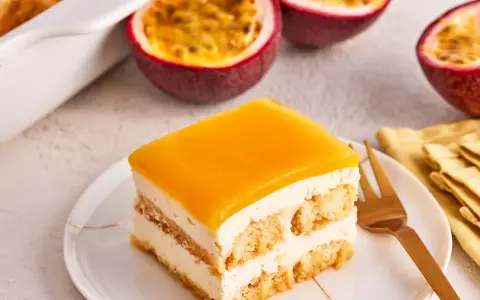 Ein Stück Solero Tiramisu mit Passionsfrucht-Gelee und Löffelbiskuits.